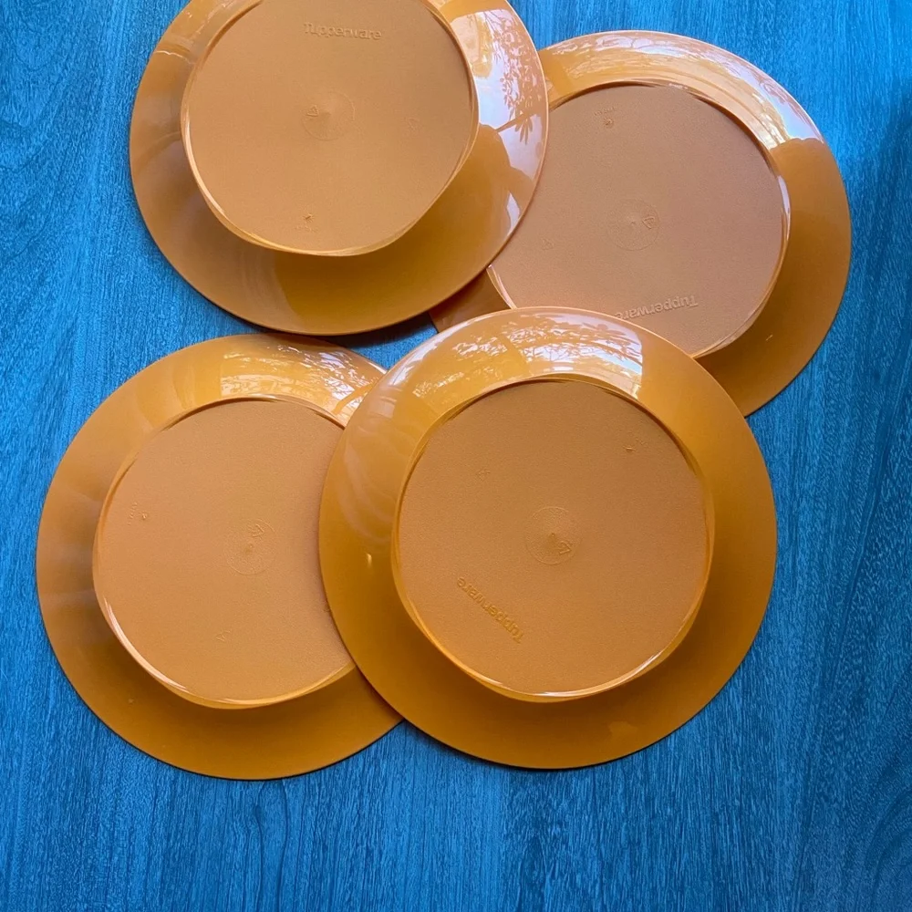 Tupperware Orange Dinner Plates Set - Picture 2 of 3